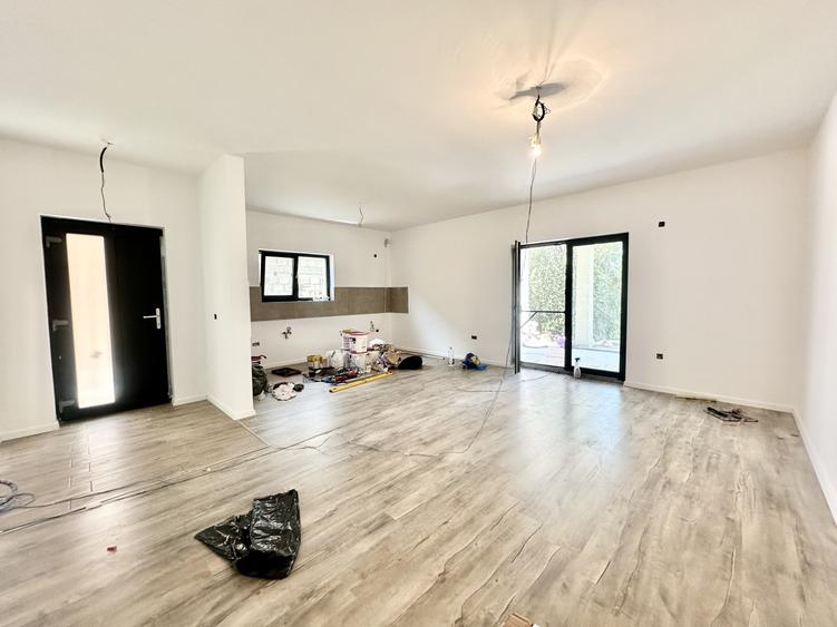 Duplex cu 3 camere cu Canalizare în Albina
