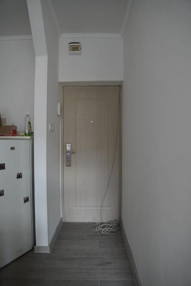 Vand garsoniera renovata Zona Tractorul - 1