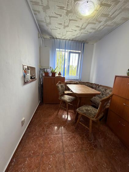 Apartament cu 3 camere semidecomandat în Florilor