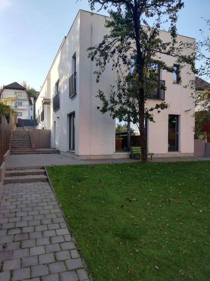 Dau in chirie cladire de 500 mp superfinisat, compus din 4 apartamente, momentan amenajat birouri, teren 600 mp, imrejmuit, str Meteor si Observator - 6