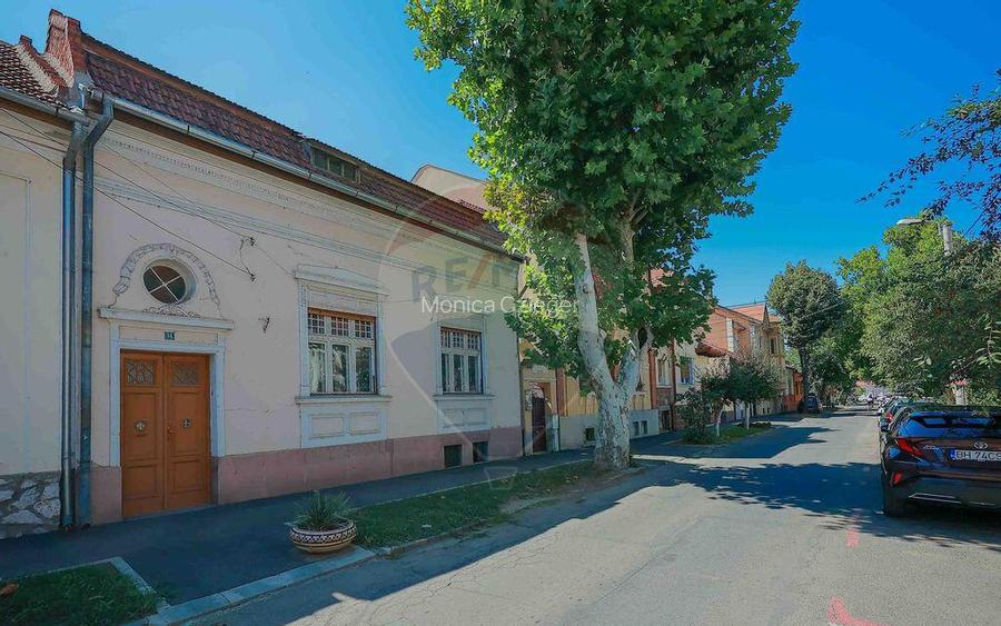 Casa evreiasca interbelica, singur in curte, de vanz...