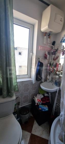 Garsoniera cu baie si geam mare  - scara foarte ingrijita - 10