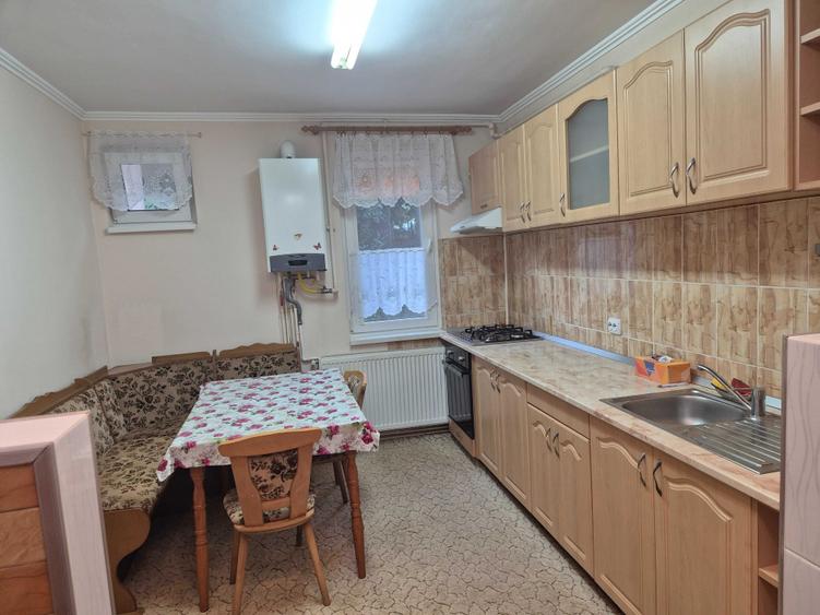 Apartament cu 3 camere semidecomandat în Central