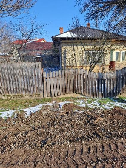 Dascalu, casa veche 4 camere, acoperis nou, teren 1300 mp, deschidere 39 m - 12