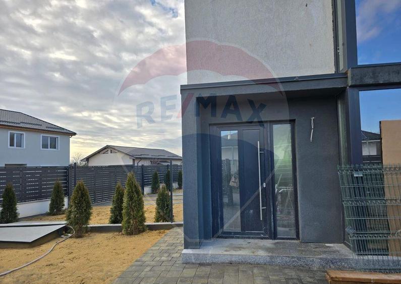 Casa / Vila cu 5 camere de vanzare - 4