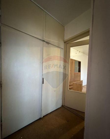 Apartament pe Str. Calugareni, 2 camere, et.3 - 4