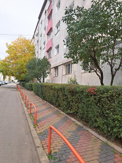 Apartament cu 3 camere,decomandat,parter inalt,zona Lama - 9