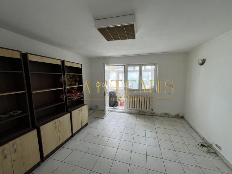 Apartament de 4 camere, decomandat, zona Independentei