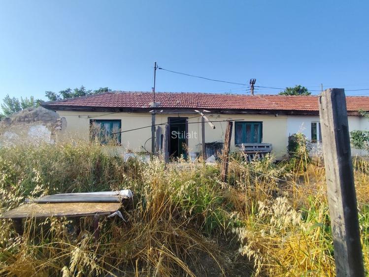 Casă veche din chirpici Casă veche din chirpici