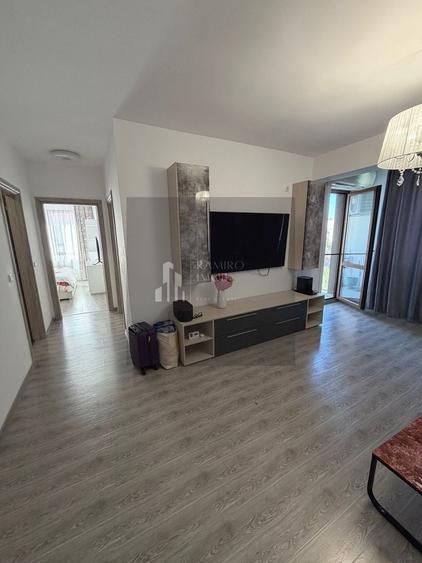 Apartament cu 3 camere semidecomandat în Metalurgiei