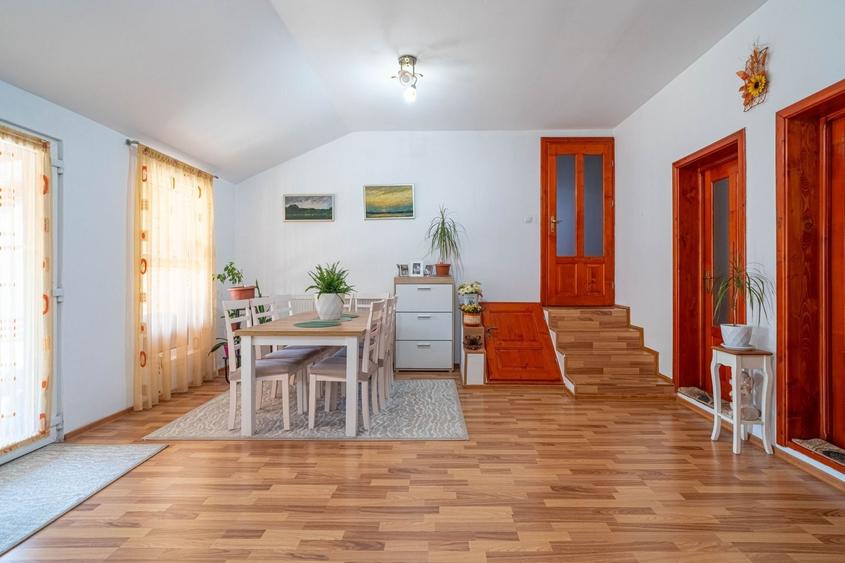 Casă individuală cu 5 camere cu Canalizare în Felnac