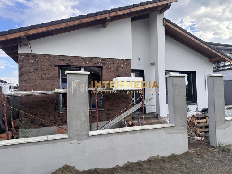 Casă individuală cu 4 camere cu Canalizare în Est