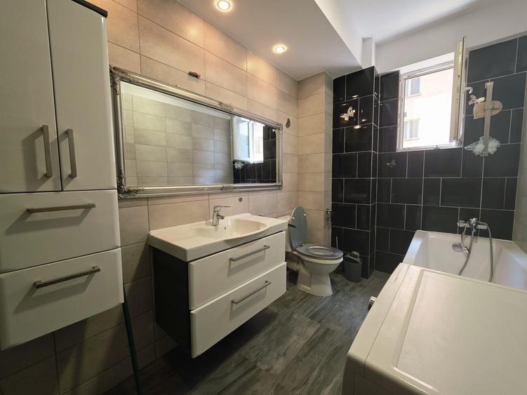 Apartament cu 3 camere decomandat în Roșu
