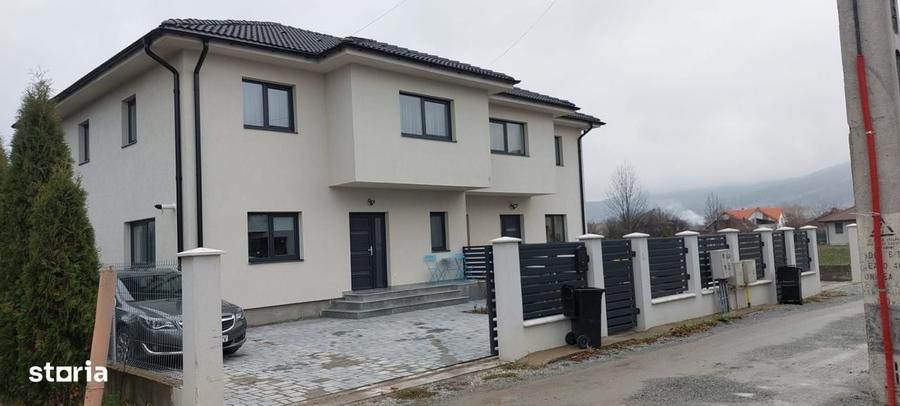 Casă cu 4 camere cu Teren 300 Mp în Central