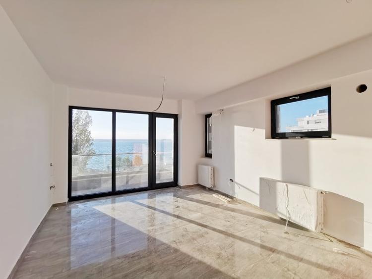 Vedere frontala spre lac in centrul statiunii Mamaia - 2