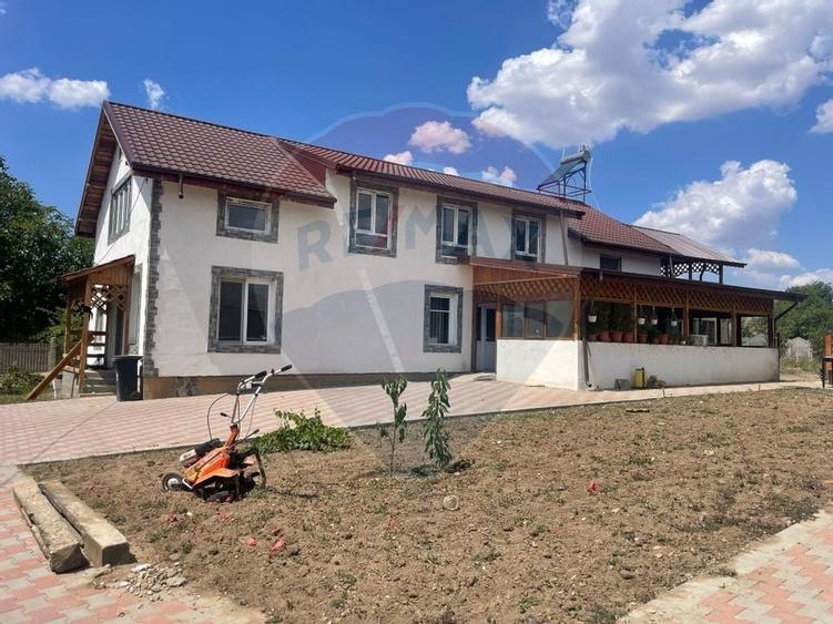 Casa / Vila cu 7 camere de vanzare - 1