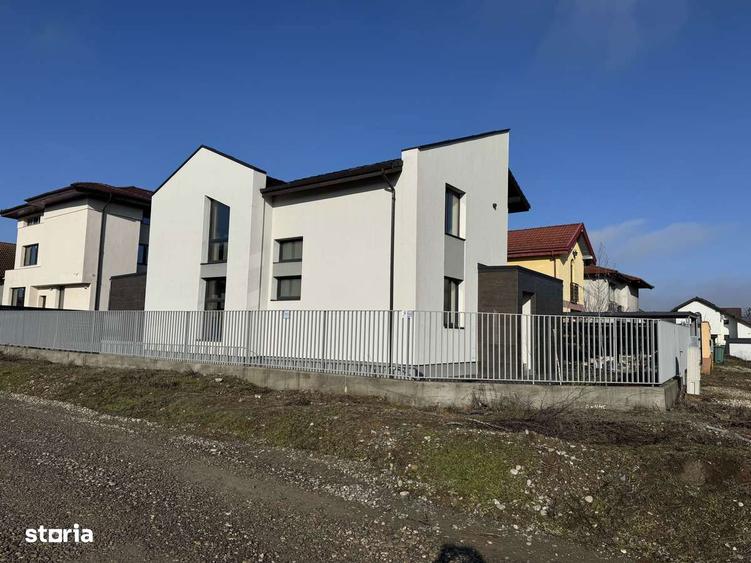 Casă cu 7 camere semidecomandat cu Teren 450 Mp în Central