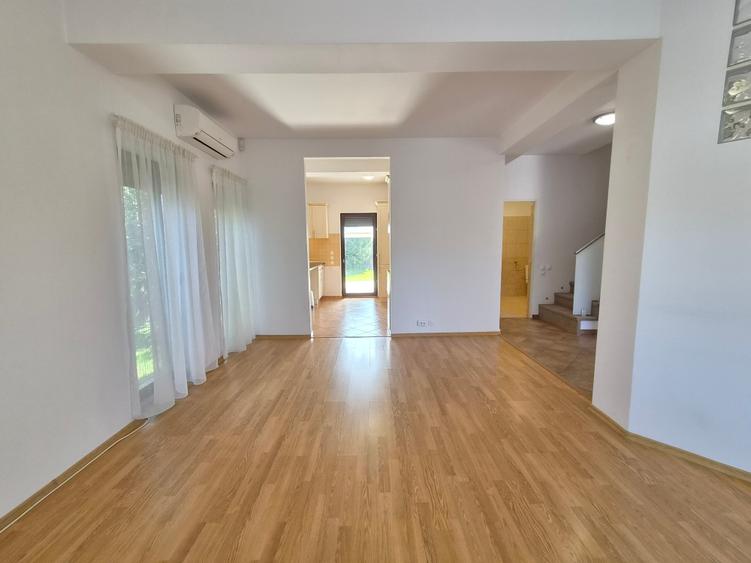 Casă individuală cu 4 camere cu Garaj în Tamași