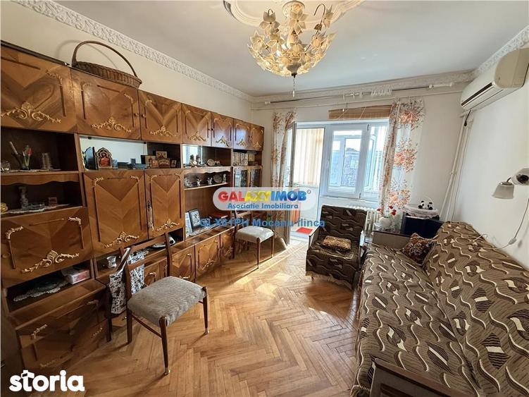 Apartament cu 3 camere semidecomandat, mobilat în Vest