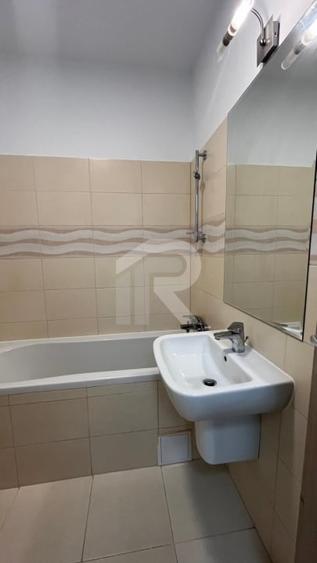 Apartament cu 4 camere semidecomandat în Băneasa