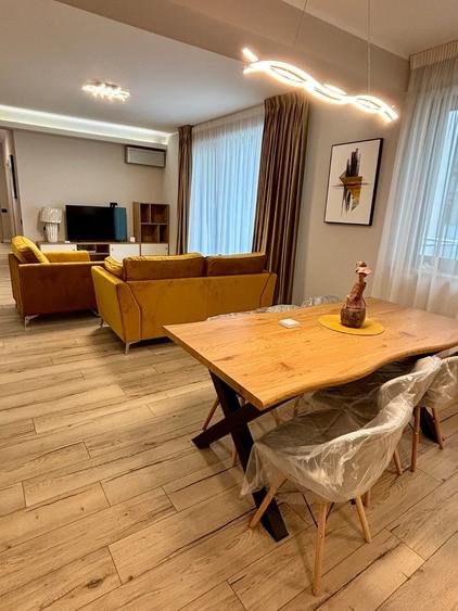 Apartament cu 3 camere decomandat în P-ța Romană