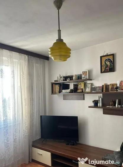 Apartament cu 3 camere semidecomandat în Astra