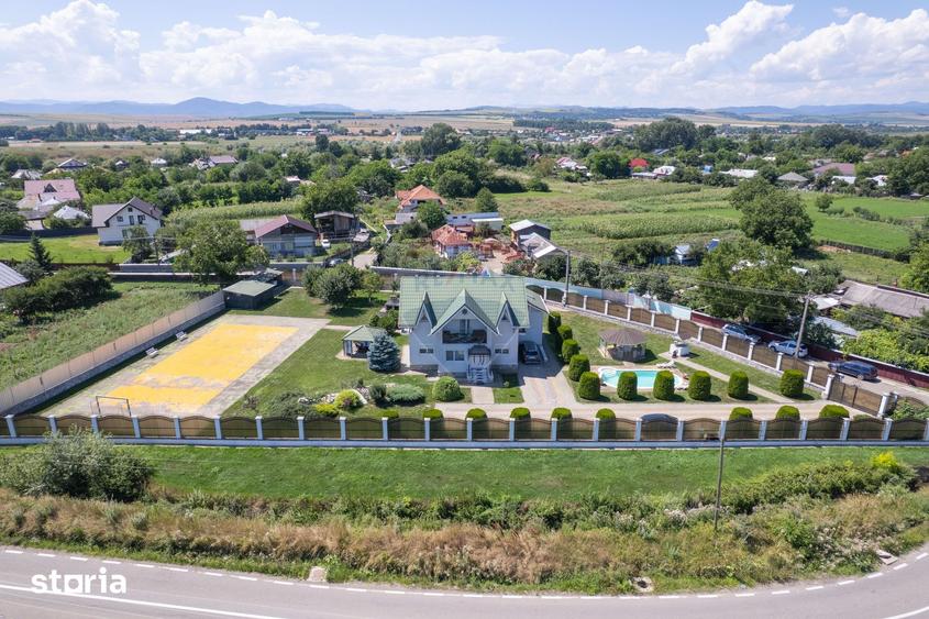 Casă cu 7 camere cu Teren 3093 Mp în Girov
