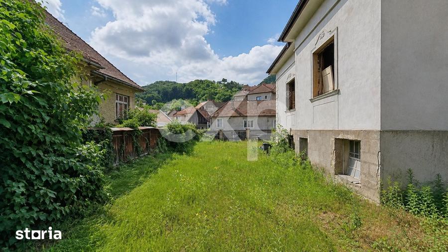 Casă cu 9 camere cu Teren 1048 Mp în Central