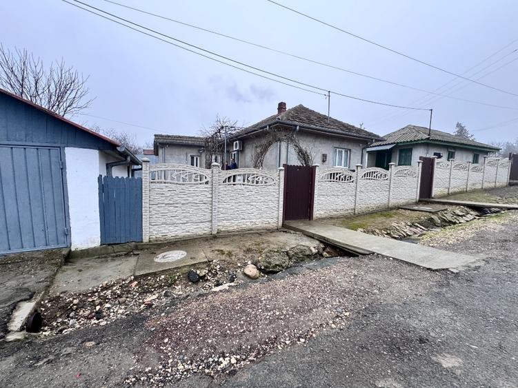 Casă individuală cu 4 camere cu Canalizare în Central