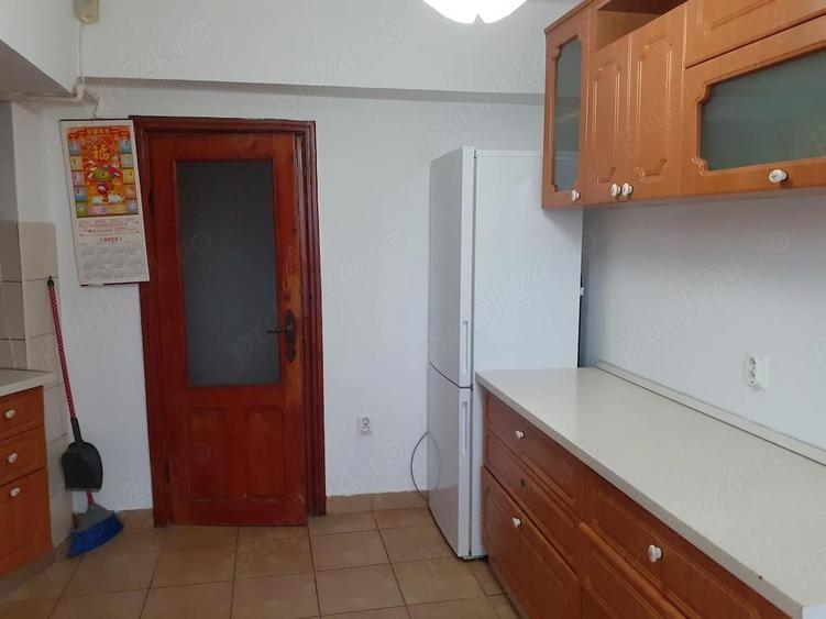 Inchiriere 3 cam. cf.1 dec. etajul 3 din 7, cu suprafata utila 70. + balcon 14.ml., zona Bariera - 8