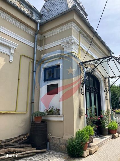 Casă cu 8 camere cu Teren 400 Mp în Central