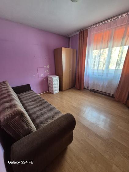 Apartament cu 3 camere semidecomandat în Dărmănești