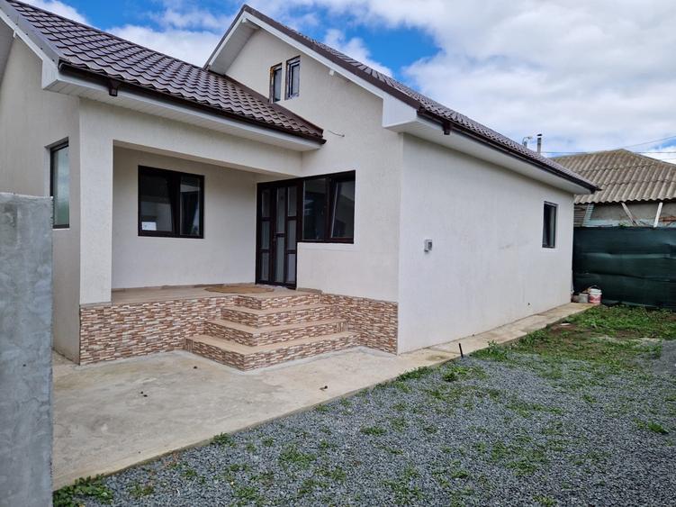 Agenție imobiliară vindem casa la sol cu 4 camere în Năvodari - 1