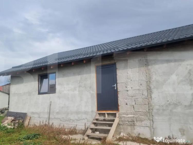 CASA LA ROSU CU TEREN - 2