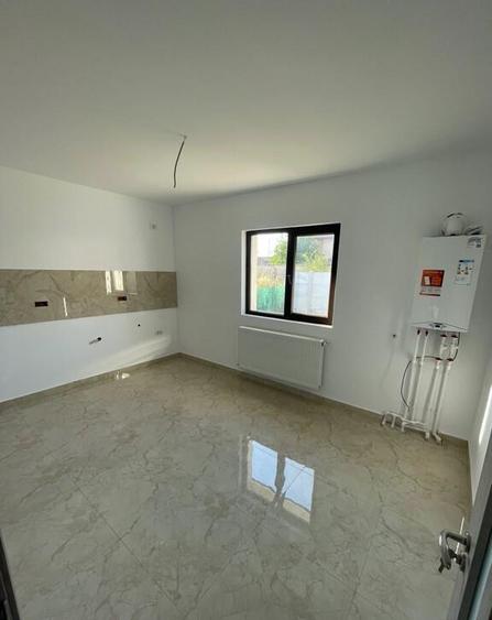 Casa practica PE PARTER, curte generoasa - 1