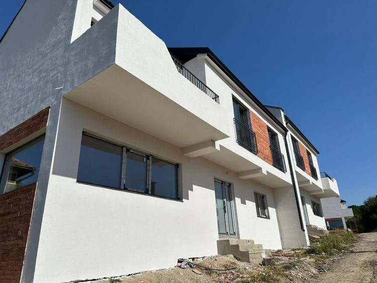 Duplex cu 4 camere cu Canalizare în Chinteni