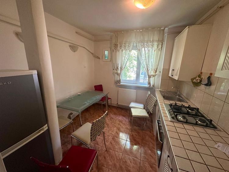 Apartament cu 3 camere semidecomandat în Podul de Piatră