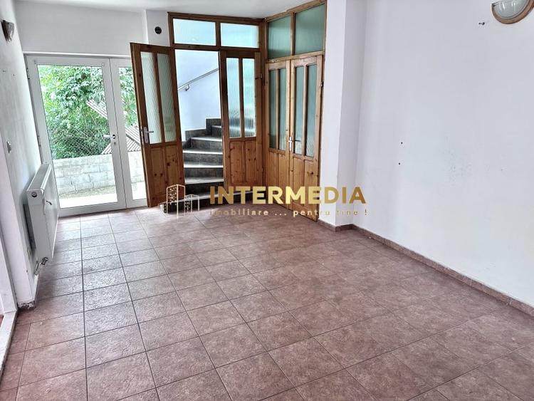 Casă individuală cu 4 camere cu Canalizare în Cetate