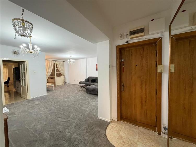 Apartament cu 3 camere decomandat, mobilat în Central