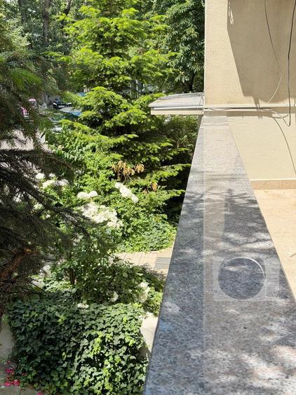 Apartament cu 3 camere semidecomandat în Capitale