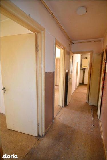 Apartament cu 3 camere decomandat în Astra