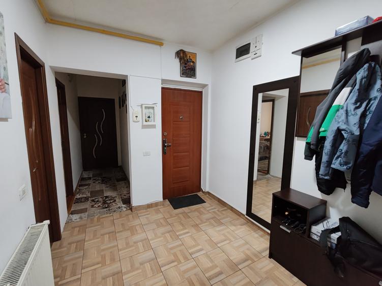 Apartament cu 3 camere semidecomandat în Gării