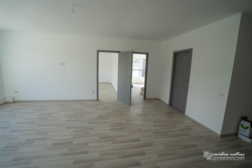 Showroom, birouri si depozit - 10