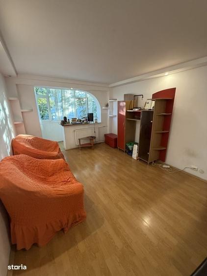 Apartament cu 3 camere semidecomandat în Craiovița Nouă