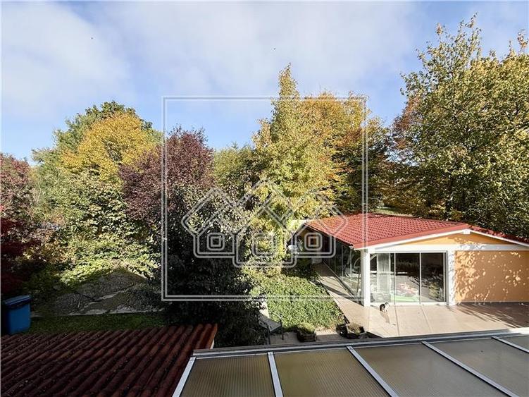 Casă individuală cu 8 camere cu Canalizare în Cisnădioara
