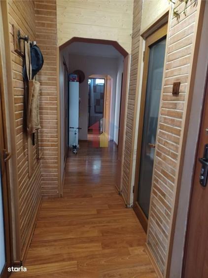 Apartament cu 3 camere semidecomandat în Calea Galați