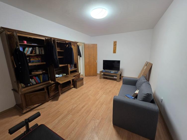Apartament cu 3 camere semidecomandat în Titan