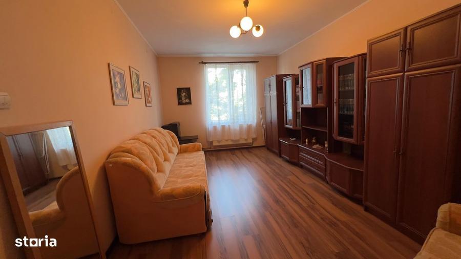 Apartament cu 3 camere decomandat în Petros
