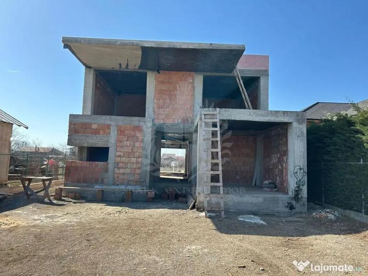 Casa la rosu. Strejnicu. 6 camere - 2