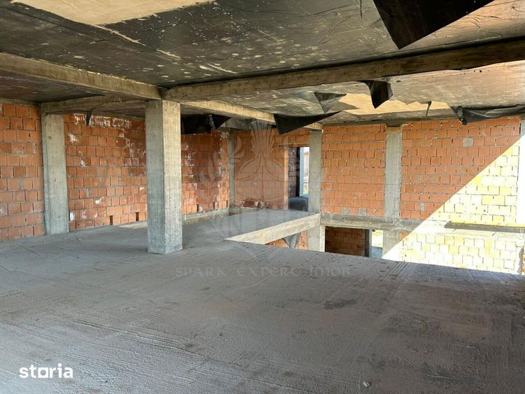 Casă cu 6 camere cu Teren 1600 Mp în Târgșoru Vechi